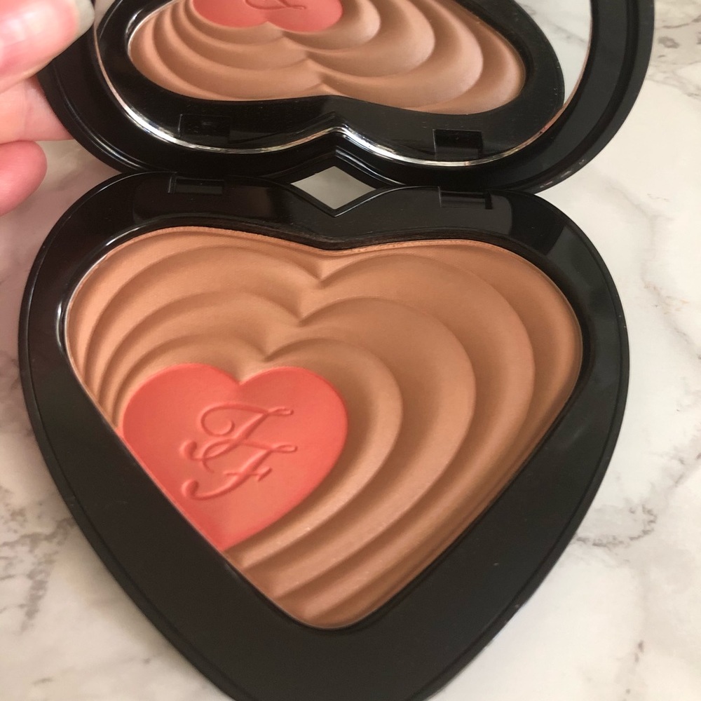 Blushing Bronzer. - Picture 2 of 3